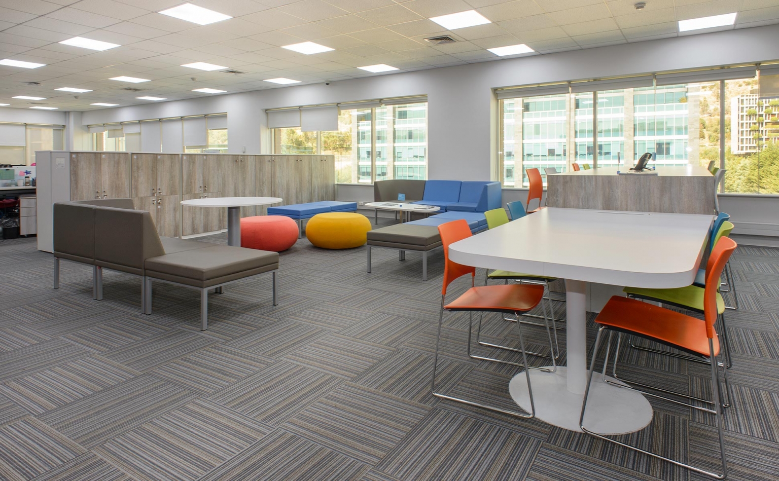 Proyecto de Mobiliario Corporativo Integral para Oficinas